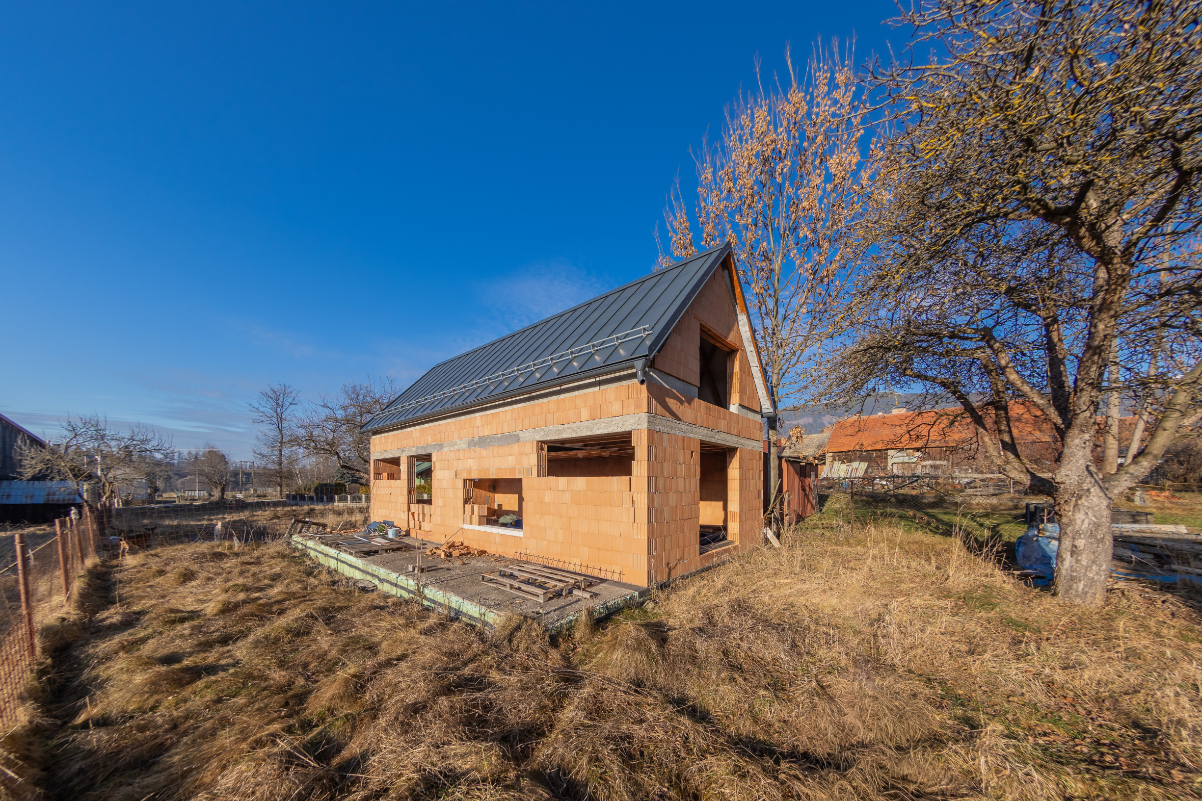ZNÍŽENÁ CENA | 2 152 m² pozemok + hrubá stavba v obci Žiar