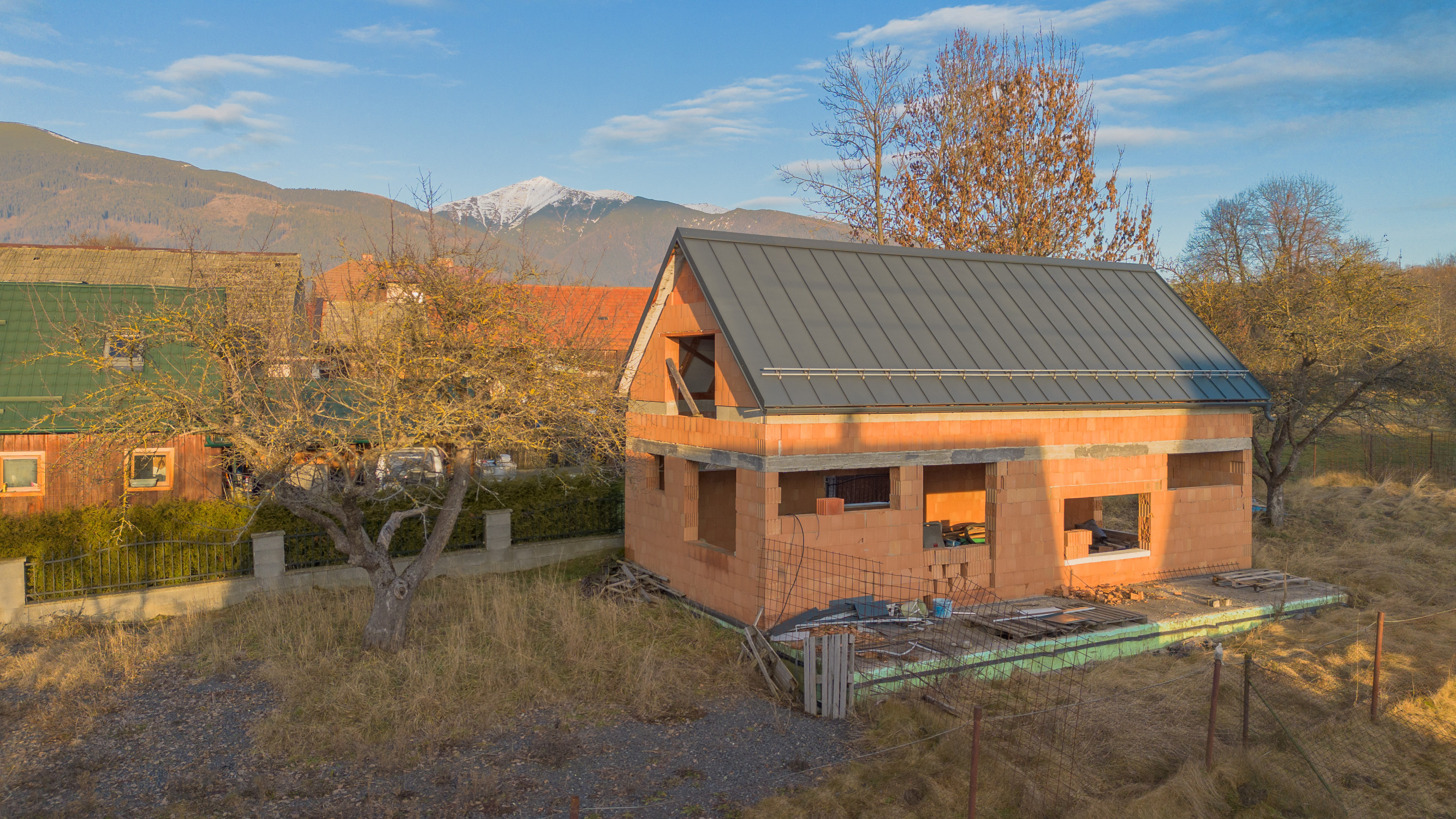 ZNÍŽENÁ CENA | 2 152 m² pozemok + hrubá stavba v obci Žiar
