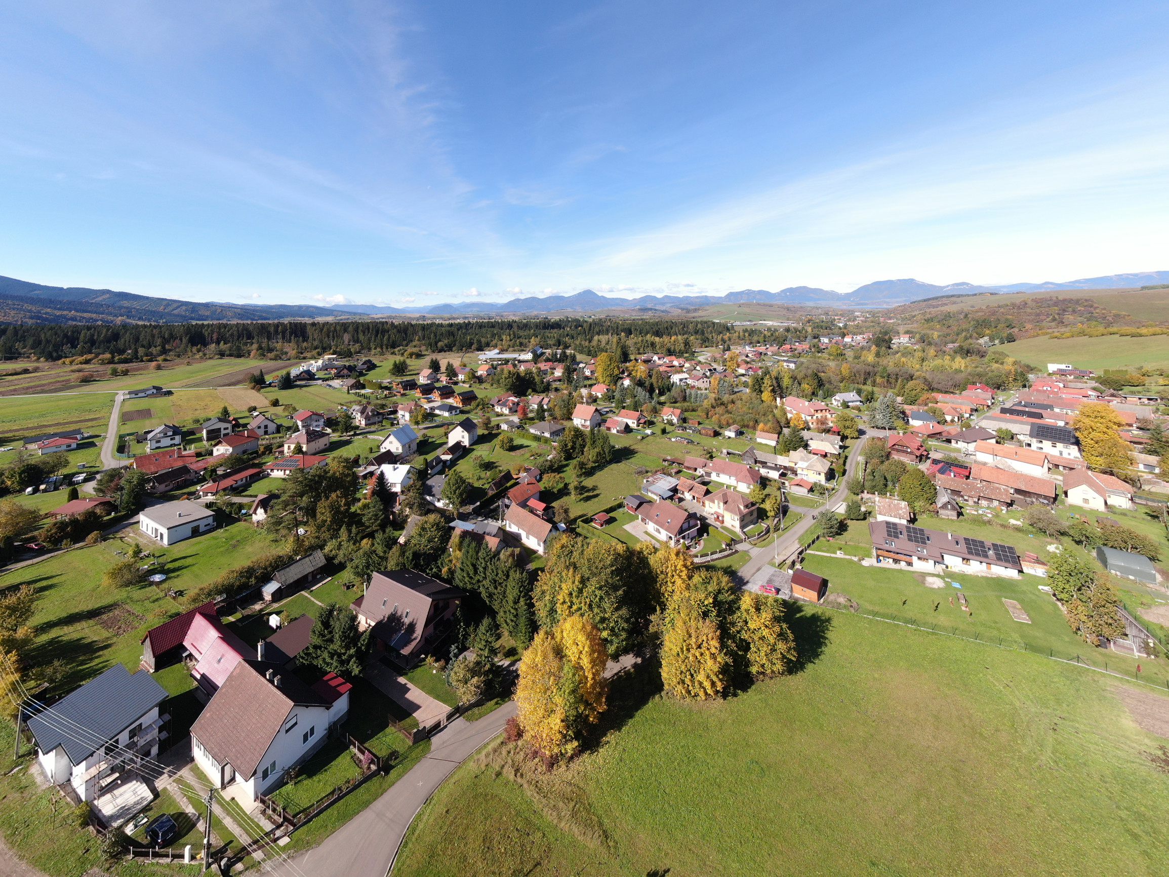 STAVEBNÝ POZEMOK V LAZISKU S PROJEKTOM RODINNÉHO DOMU | 569 m²