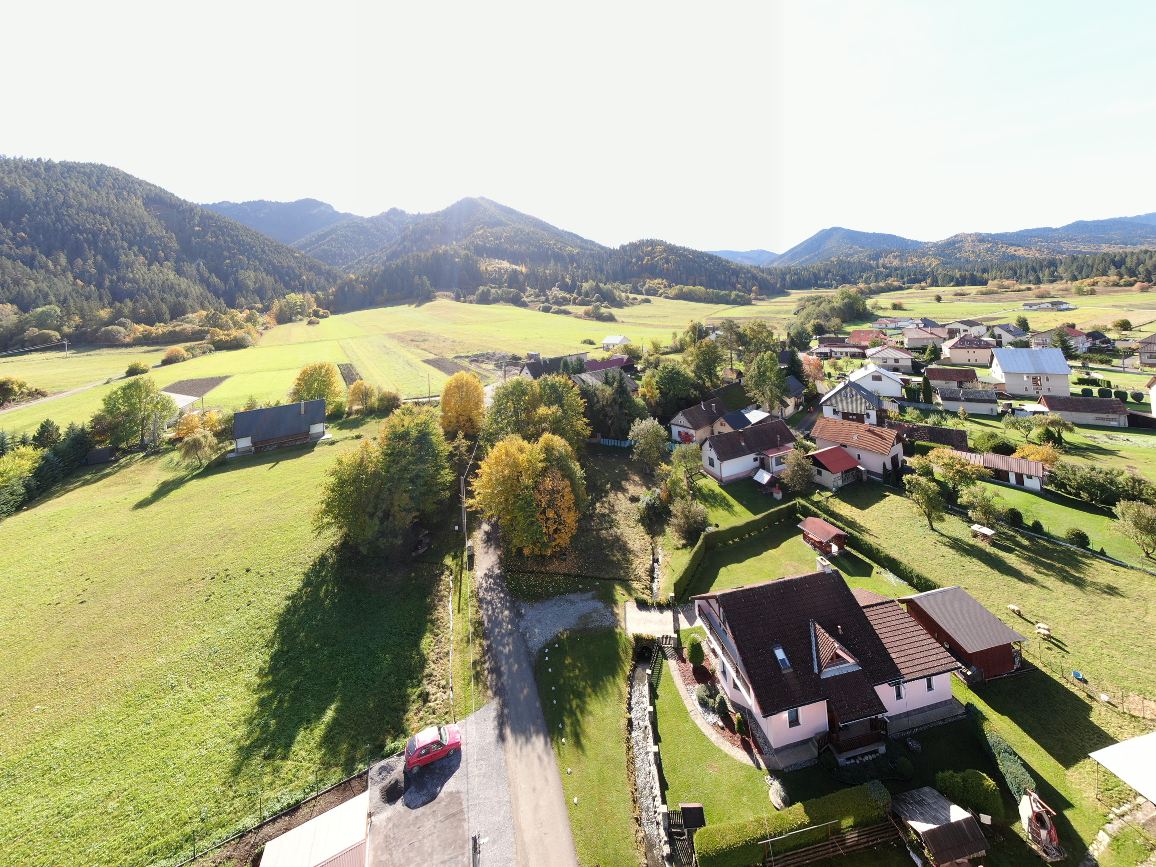 STAVEBNÝ POZEMOK V LAZISKU S PROJEKTOM RODINNÉHO DOMU | 569 m²