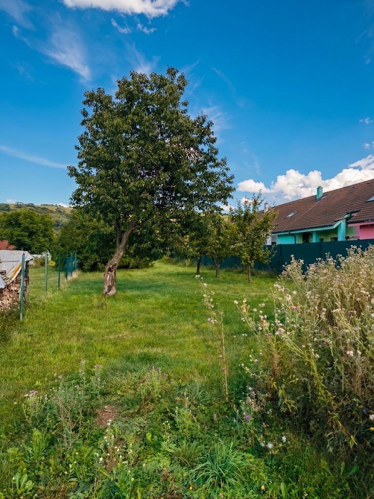 Stavebný pozemok pre rodinný dom v obci Svätý Kríž (1 013 m²)