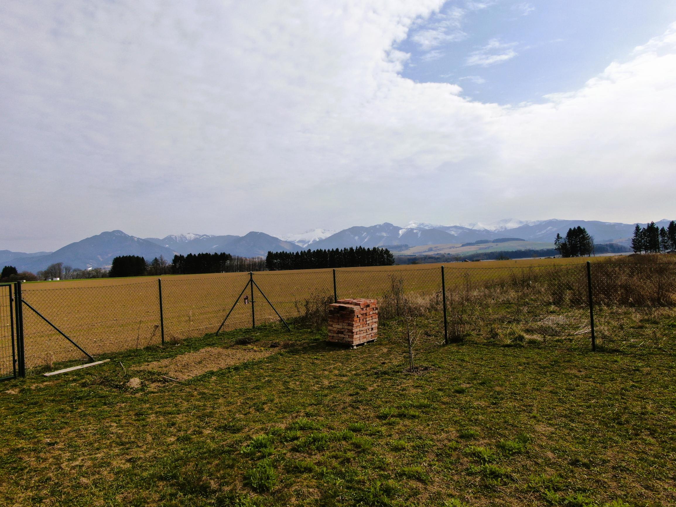 Slnečný stavebný pozemok s výhľadom na Tatry – Liptov