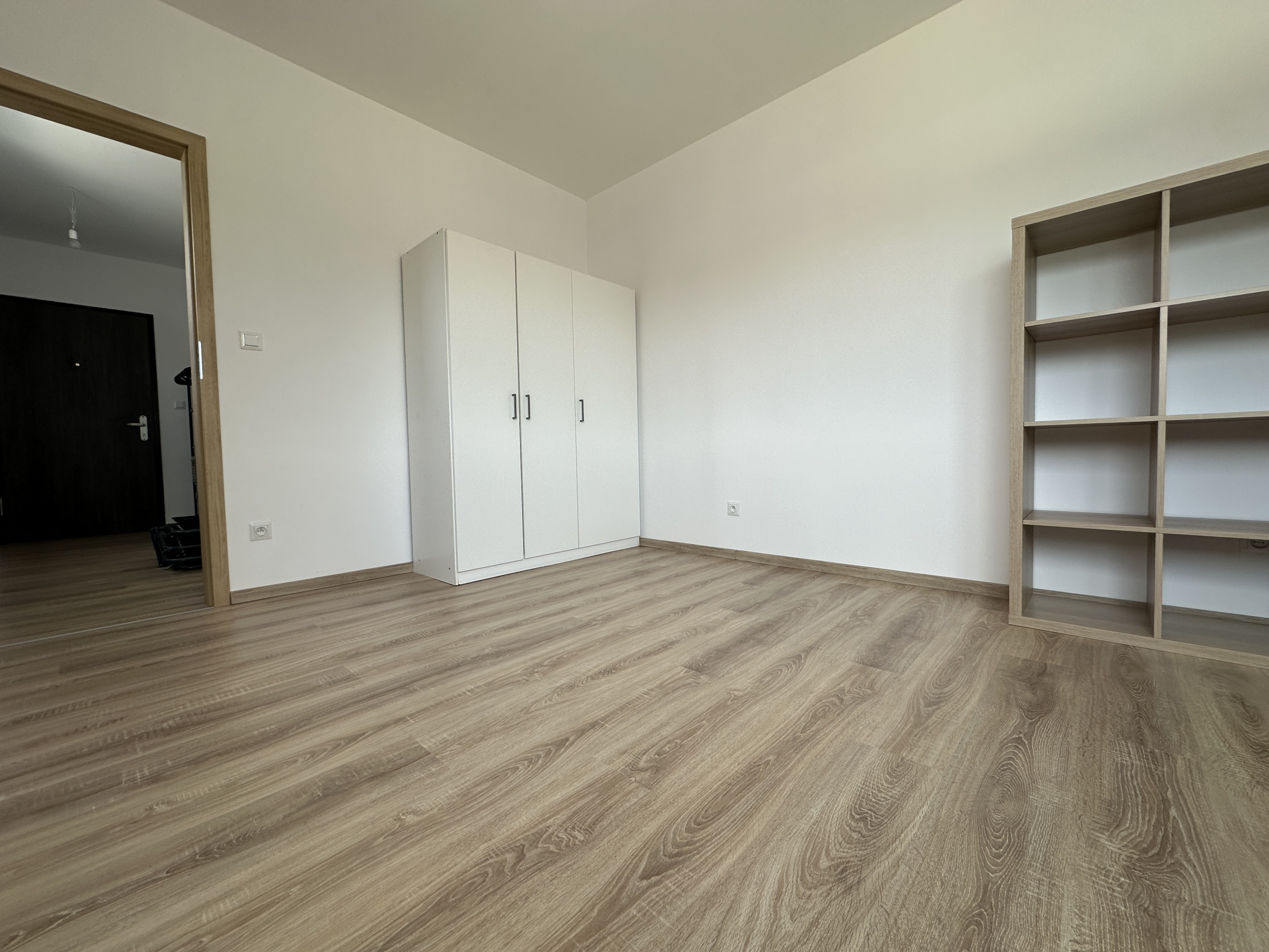 Svetlý 3-izbový novostavbový byt s veľkým balkónom a parkovaním