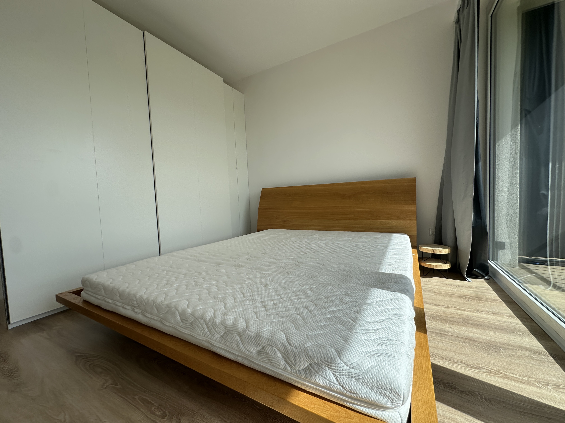 Svetlý 3-izbový novostavbový byt s veľkým balkónom a parkovaním