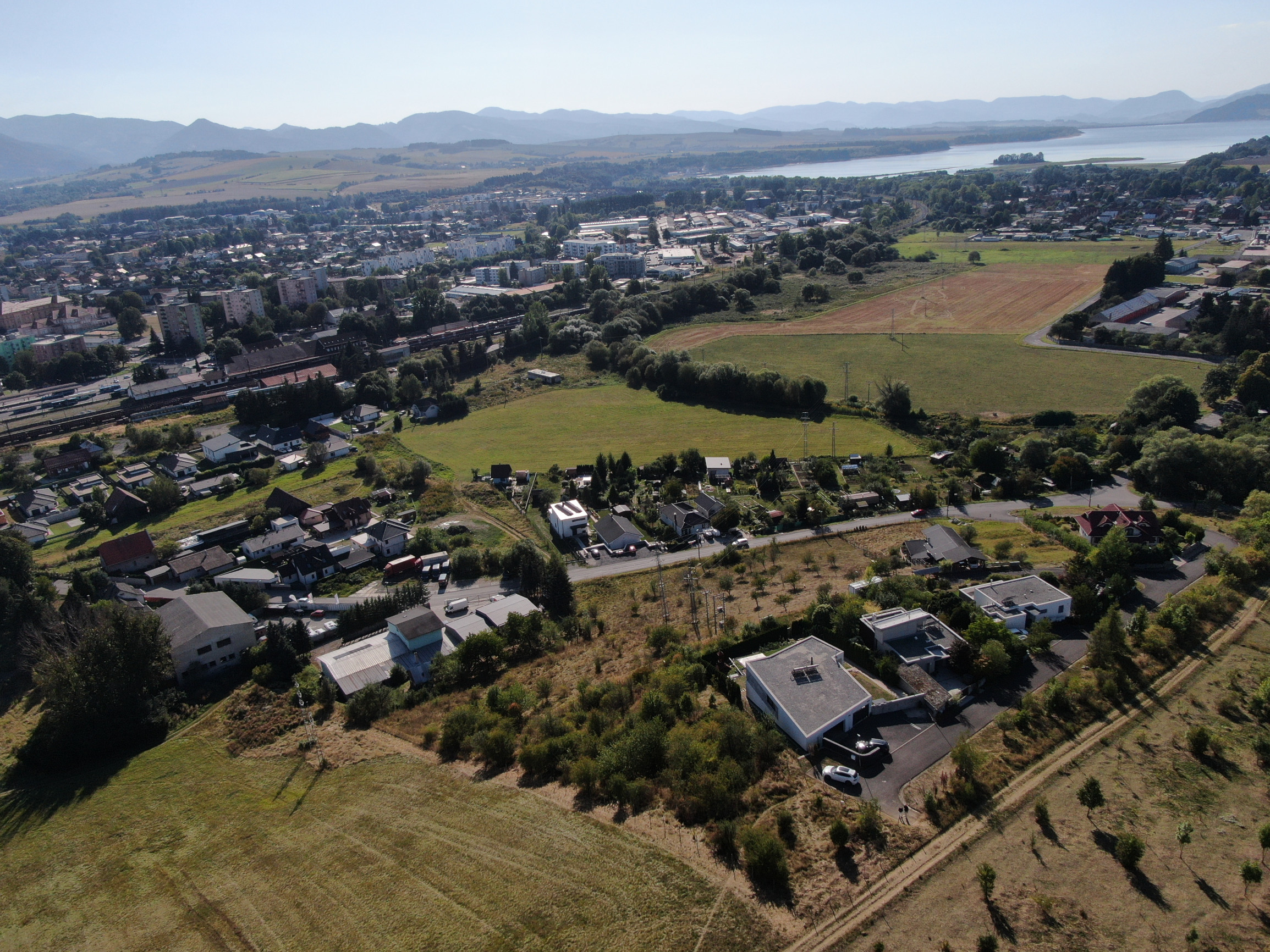 Slnečný stavebný pozemok s panoramatickým výhľadom na Liptovský Mikuláš