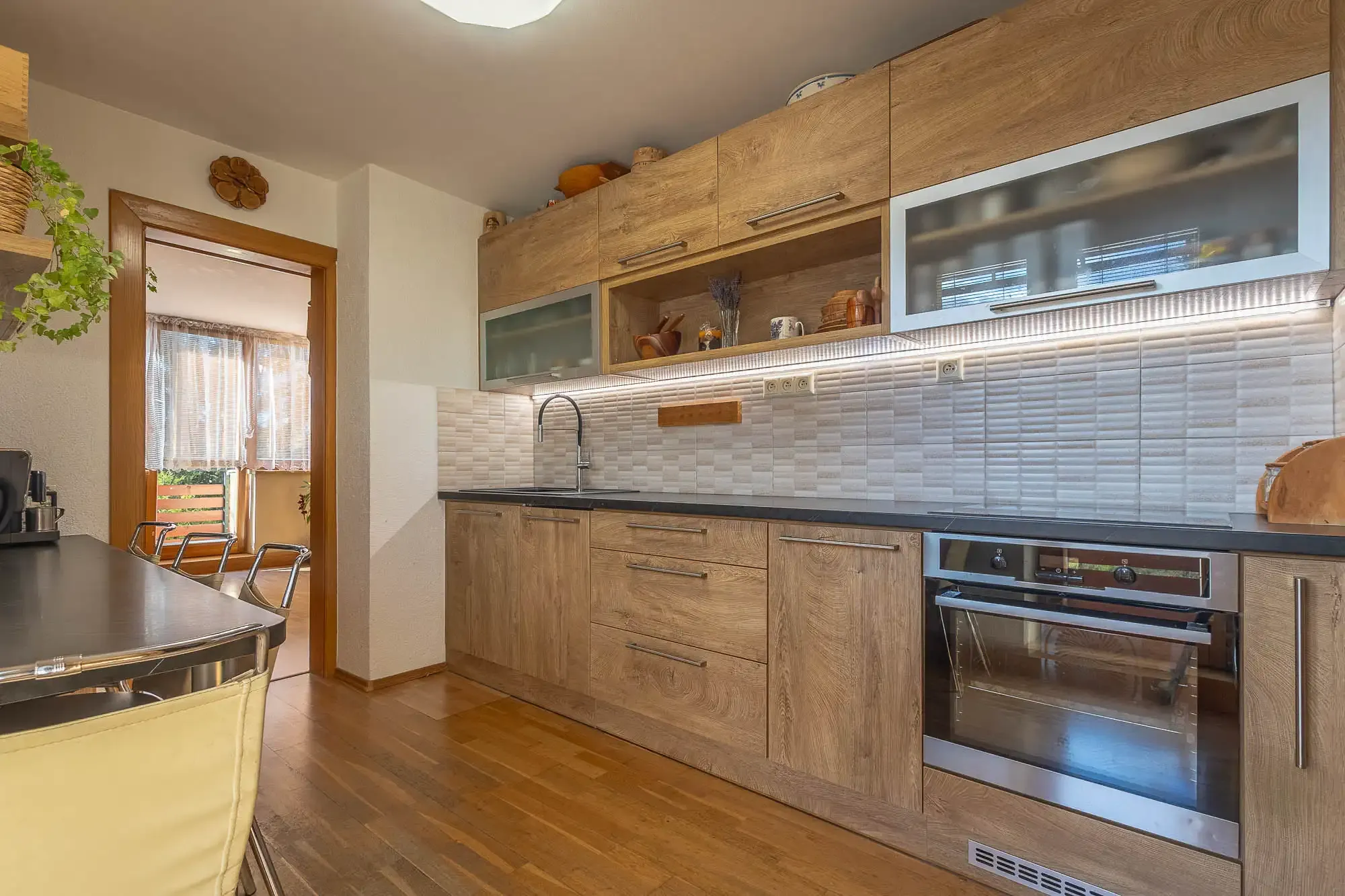 Výnimočný, veľký a slnečný 3-izbový byt s pieckou a dvoma balkónmi – Demänová