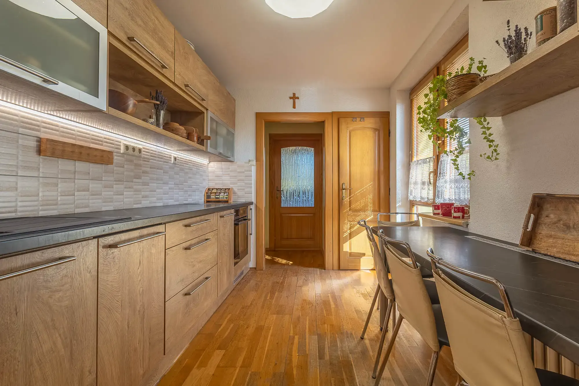 Výnimočný, veľký a slnečný 3-izbový byt s pieckou a dvoma balkónmi – Demänová