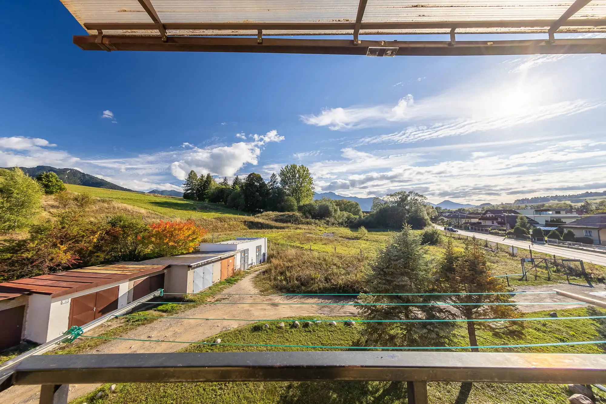 Výnimočný, veľký a slnečný 3-izbový byt s pieckou a dvoma balkónmi – Demänová