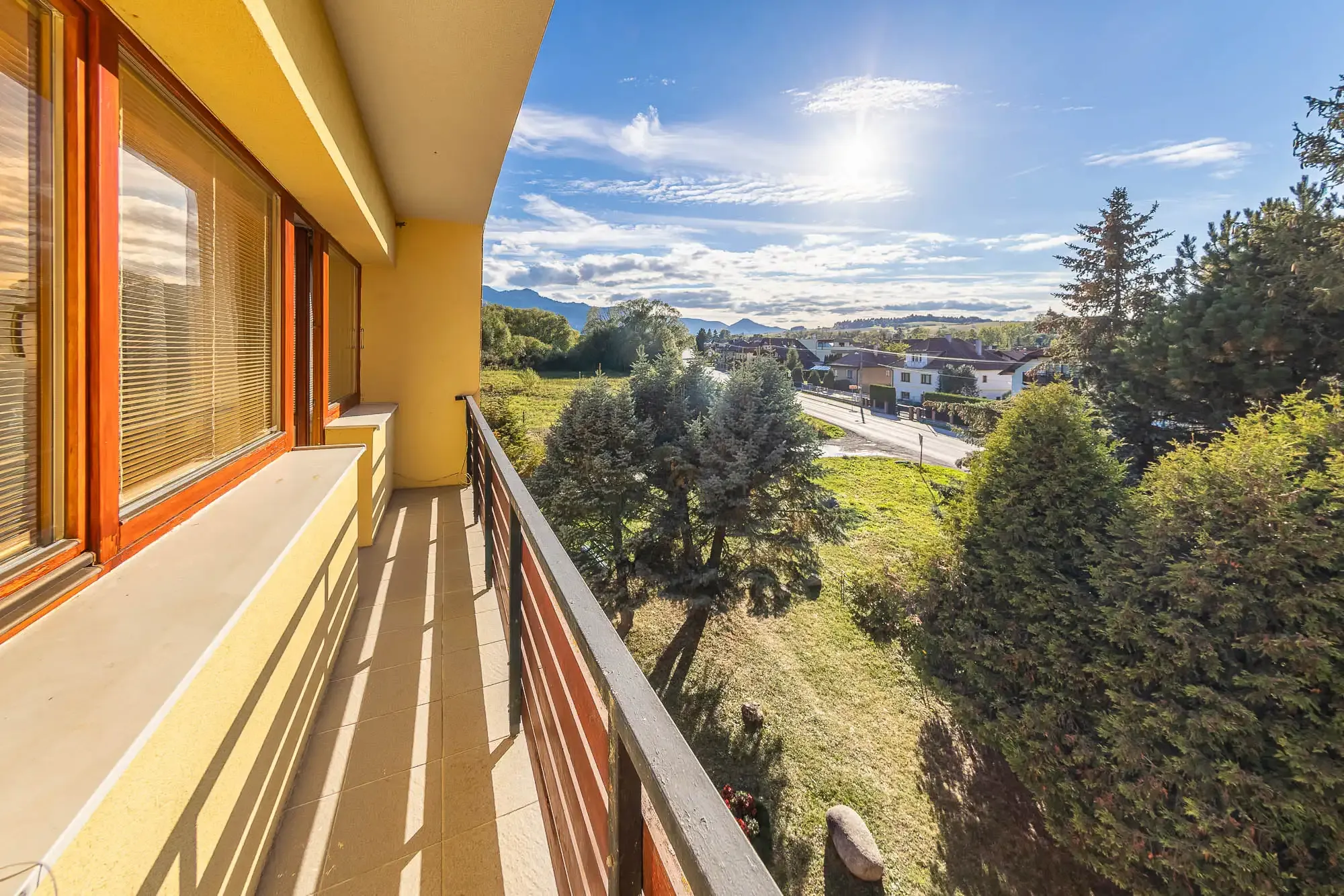 Výnimočný, veľký a slnečný 3-izbový byt s pieckou a dvoma balkónmi – Demänová