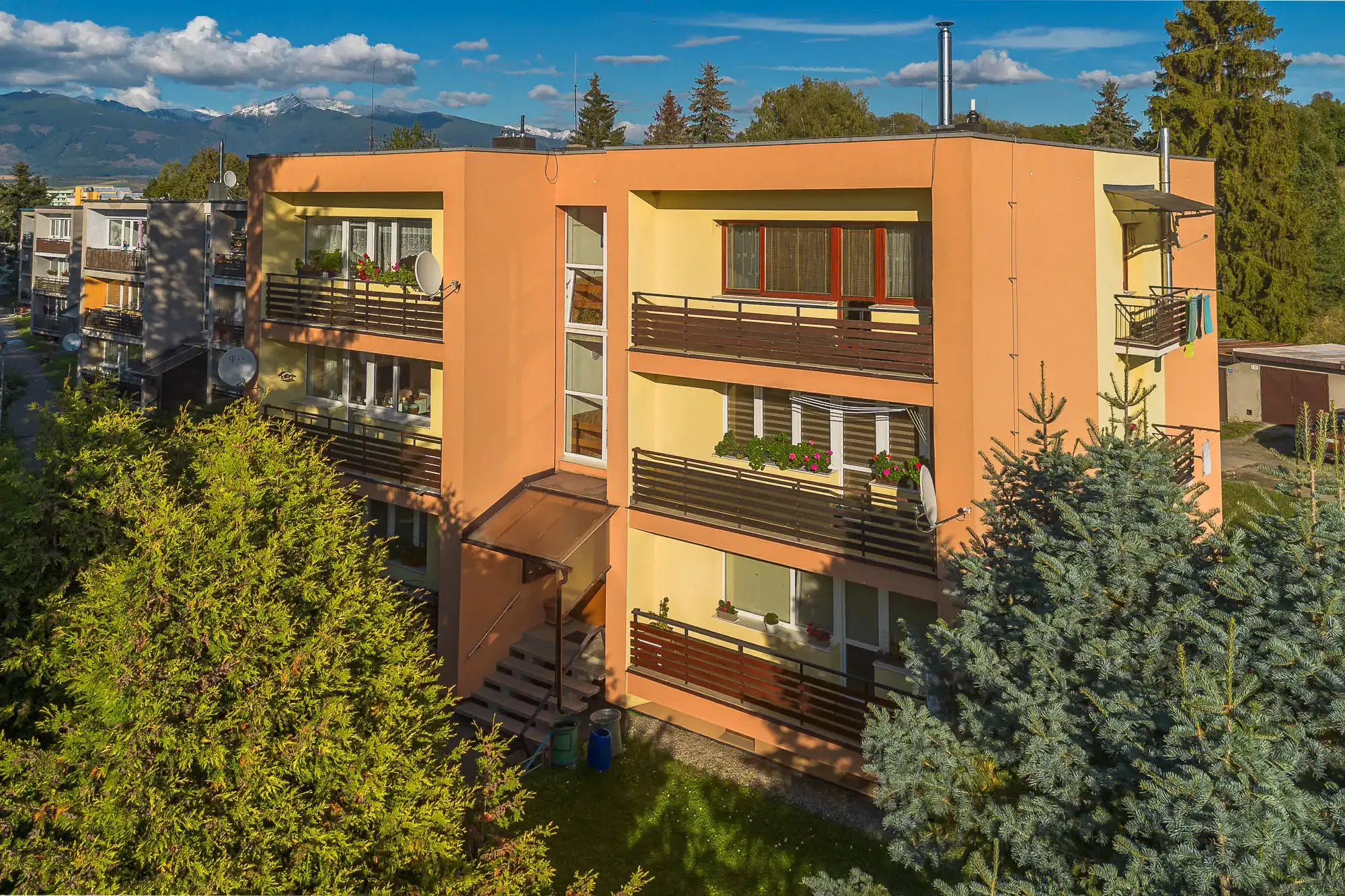 Výnimočný, veľký a slnečný 3-izbový byt s pieckou a dvoma balkónmi – Demänová