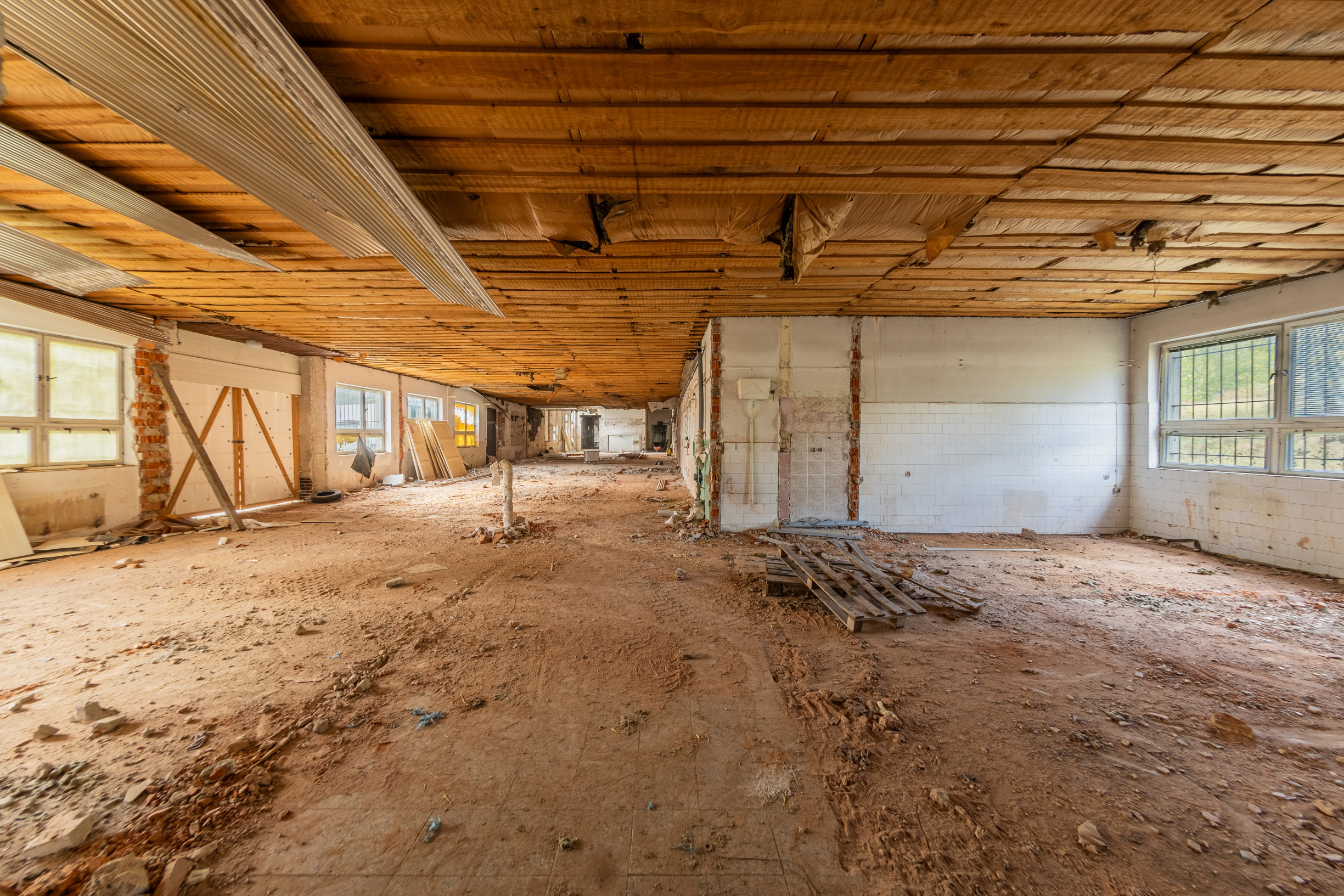 ZNÍŽENÁ CENA: Komerčný areál s budovou 1 250 m2, Lisková