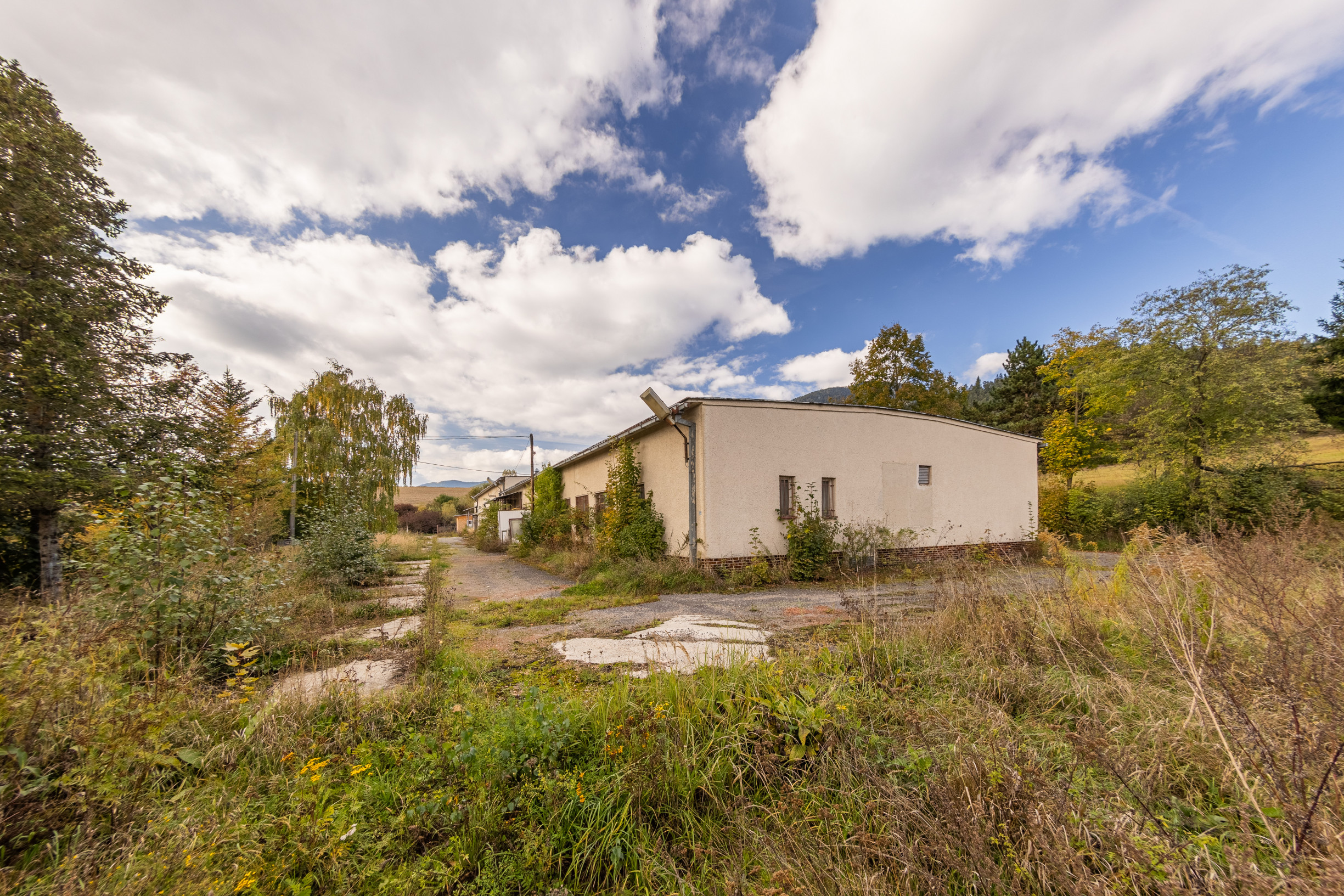 ZNÍŽENÁ CENA: Komerčný areál s budovou 1 250 m2, Lisková