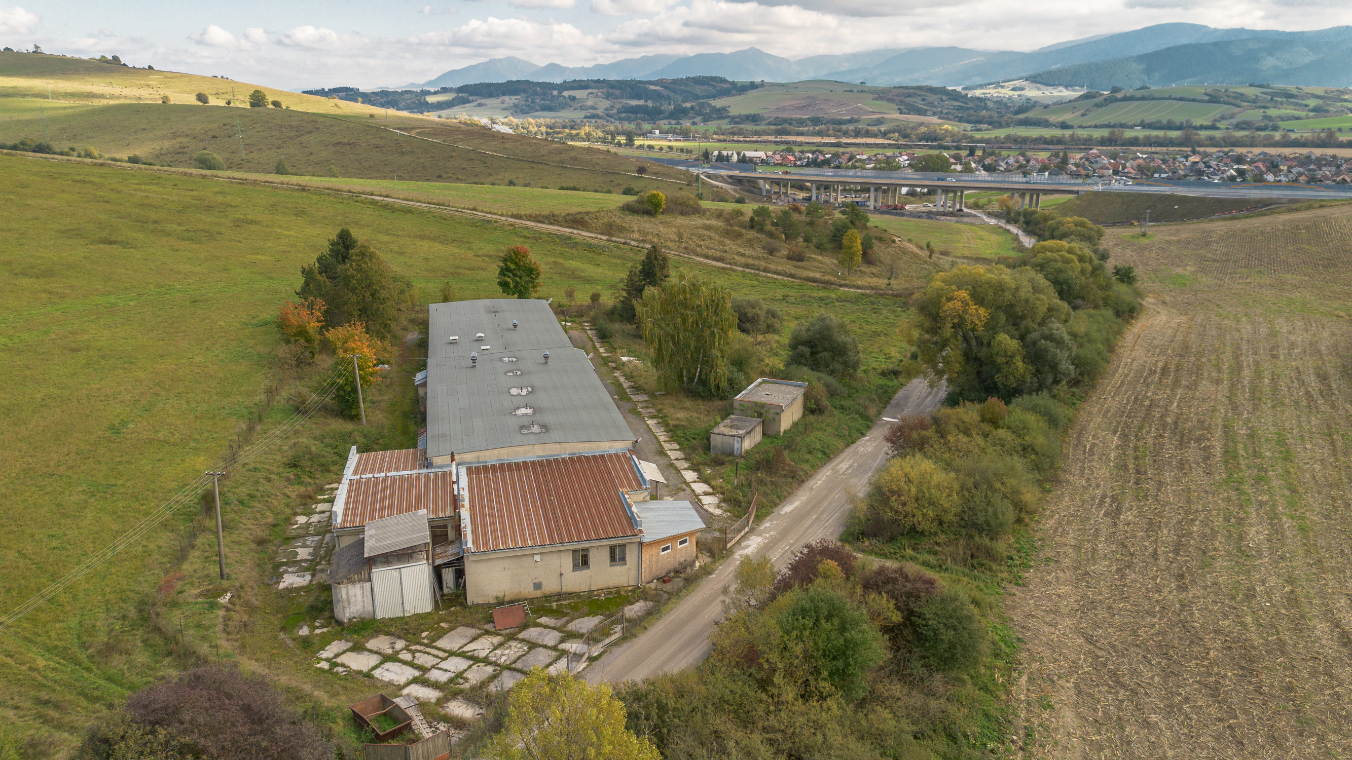 ZNÍŽENÁ CENA: Komerčný areál s budovou 1 250 m2, Lisková