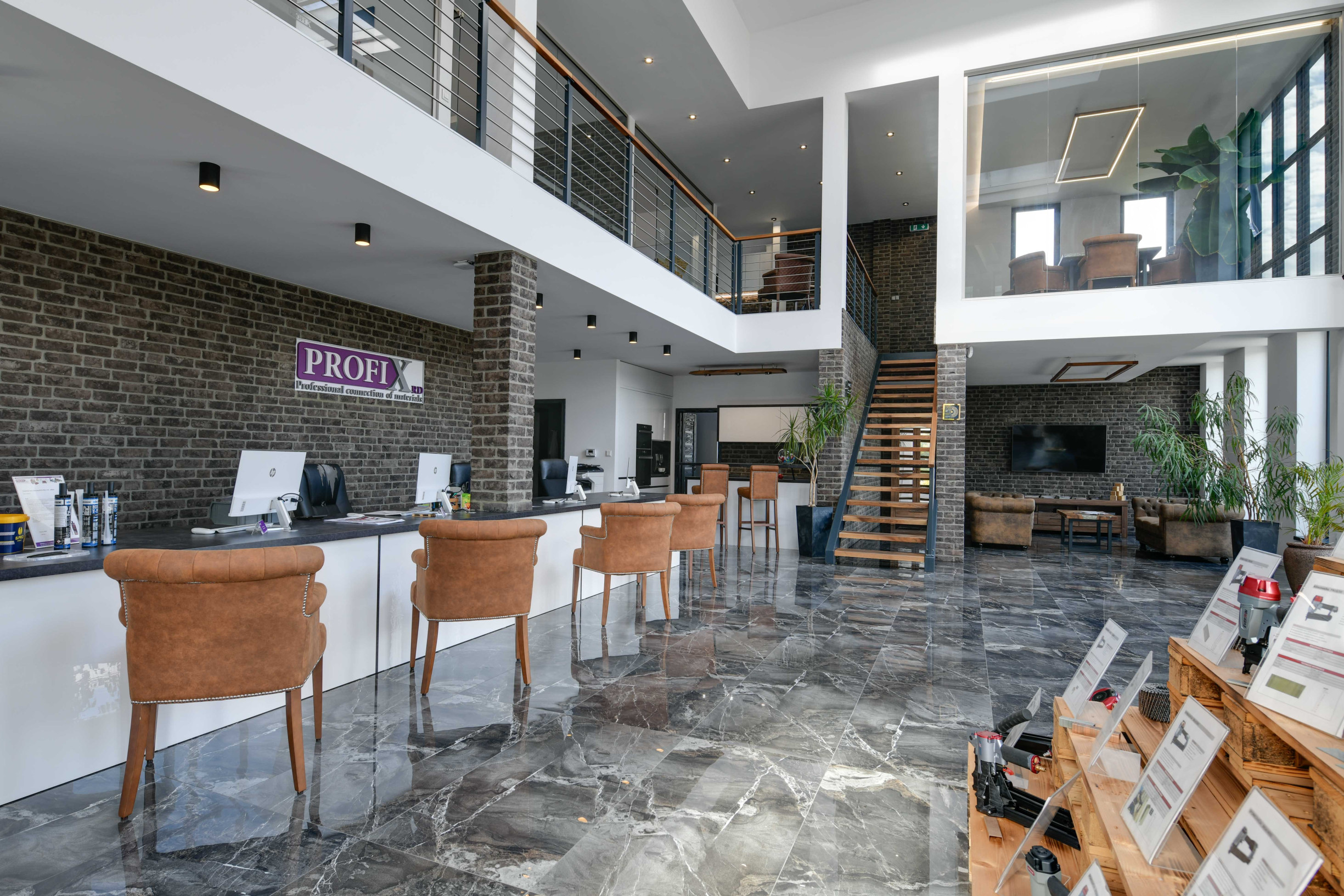 MODERNÝ SKLADOVÝ AREÁL S SHOWROOMOM A ADMINISTRATÍVOU | 743 m² | POZEMOK 2 679 m²