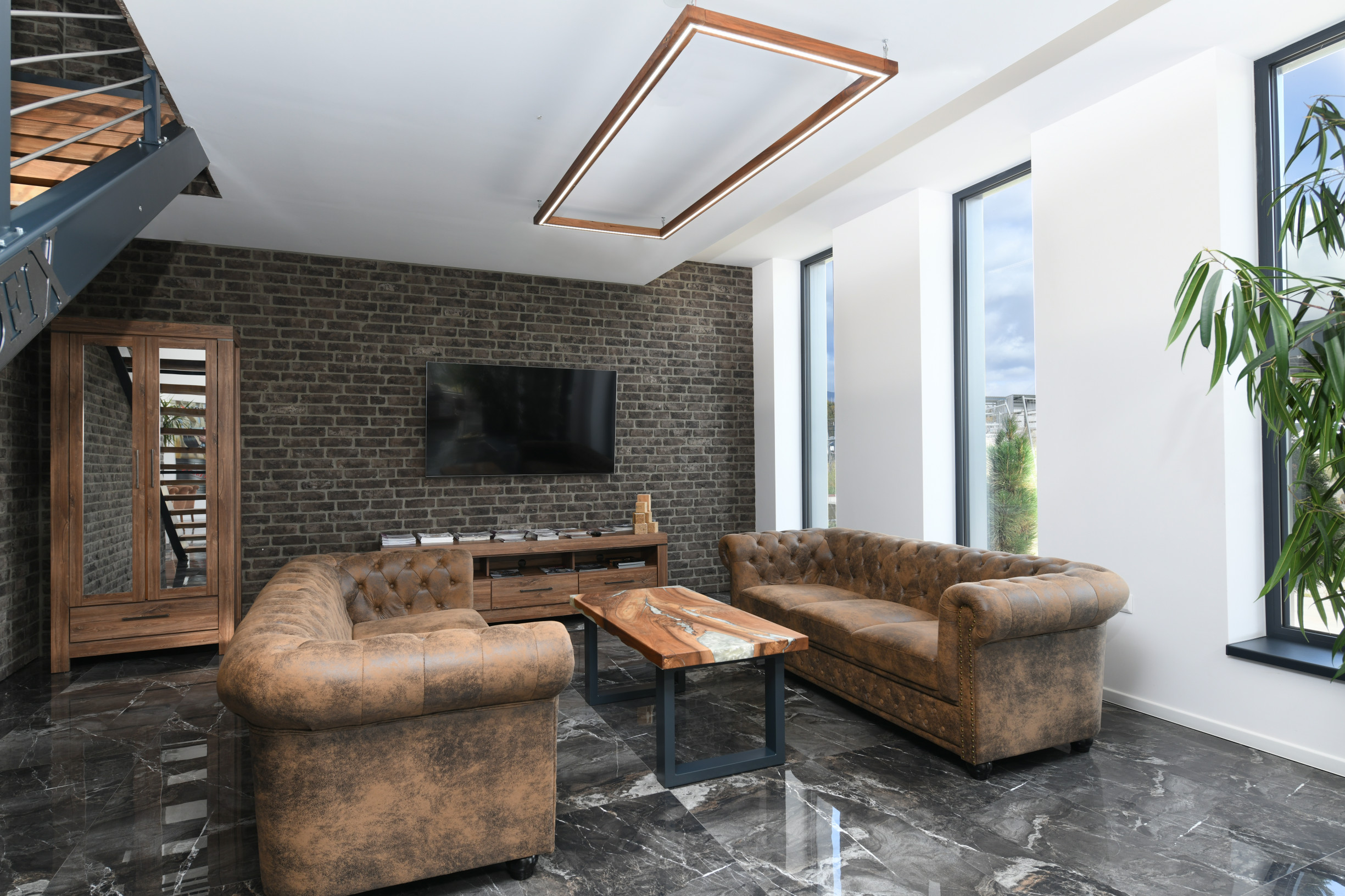 MODERNÝ SKLADOVÝ AREÁL S SHOWROOMOM A ADMINISTRATÍVOU | 743 m² | POZEMOK 2 679 m²