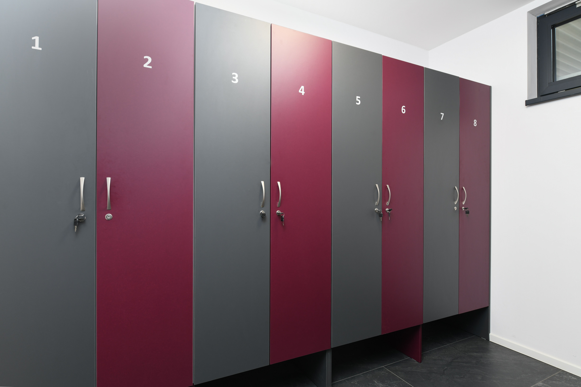 MODERNÝ SKLADOVÝ AREÁL S SHOWROOMOM A ADMINISTRATÍVOU | 743 m² | POZEMOK 2 679 m²