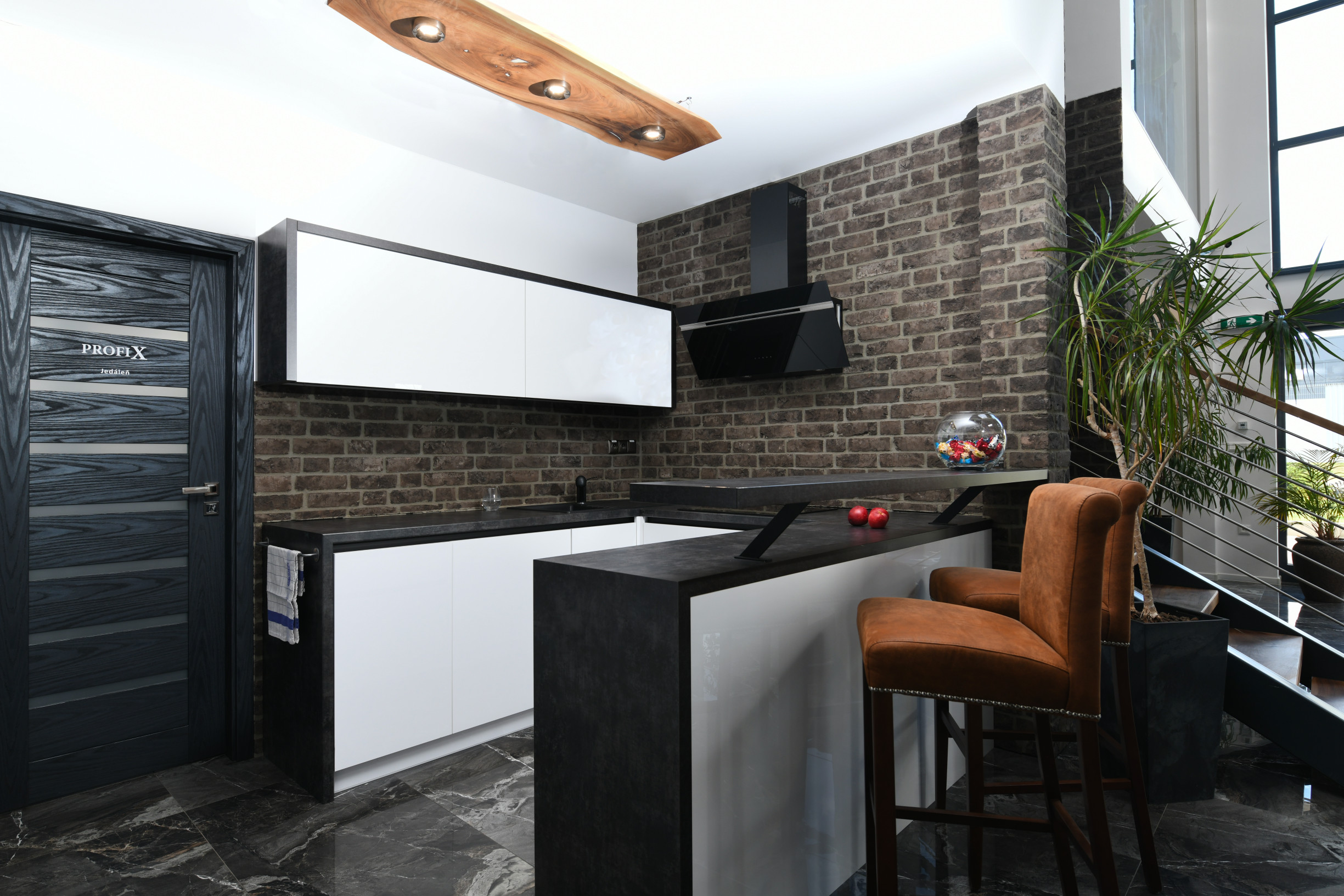 MODERNÝ SKLADOVÝ AREÁL S SHOWROOMOM A ADMINISTRATÍVOU | 743 m² | POZEMOK 2 679 m²