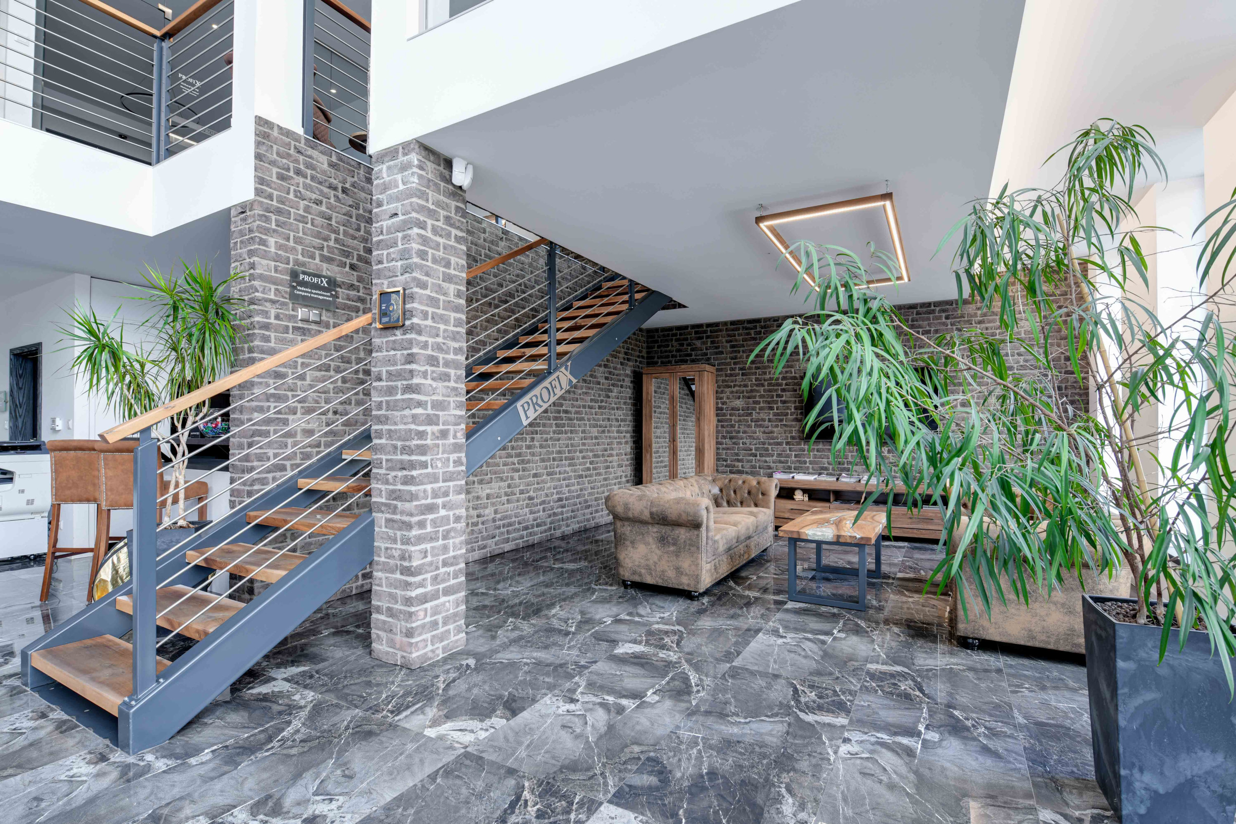 MODERNÝ SKLADOVÝ AREÁL S SHOWROOMOM A ADMINISTRATÍVOU | 743 m² | POZEMOK 2 679 m²