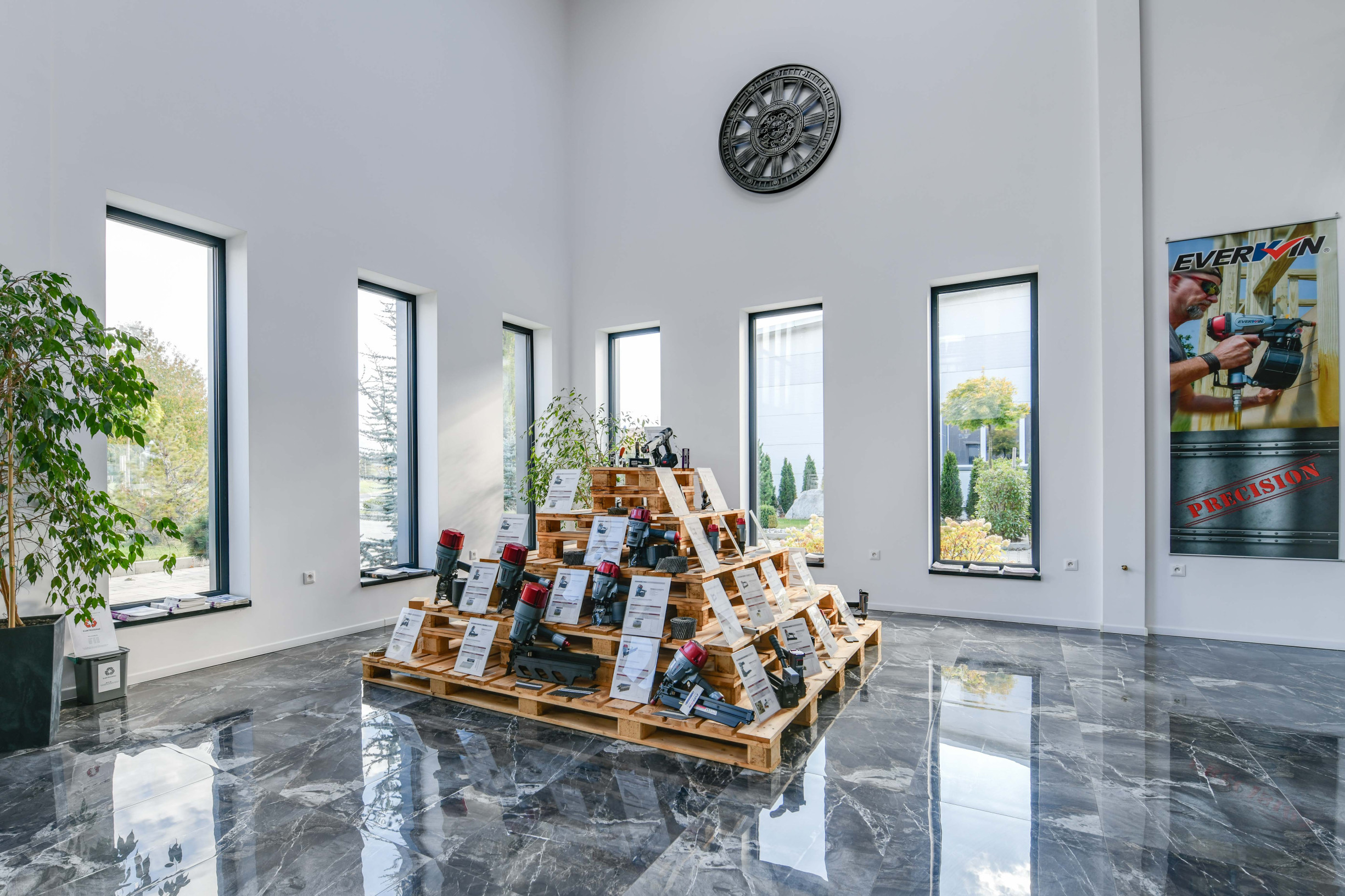 MODERNÝ SKLADOVÝ AREÁL S SHOWROOMOM A ADMINISTRATÍVOU | 743 m² | POZEMOK 2 679 m²