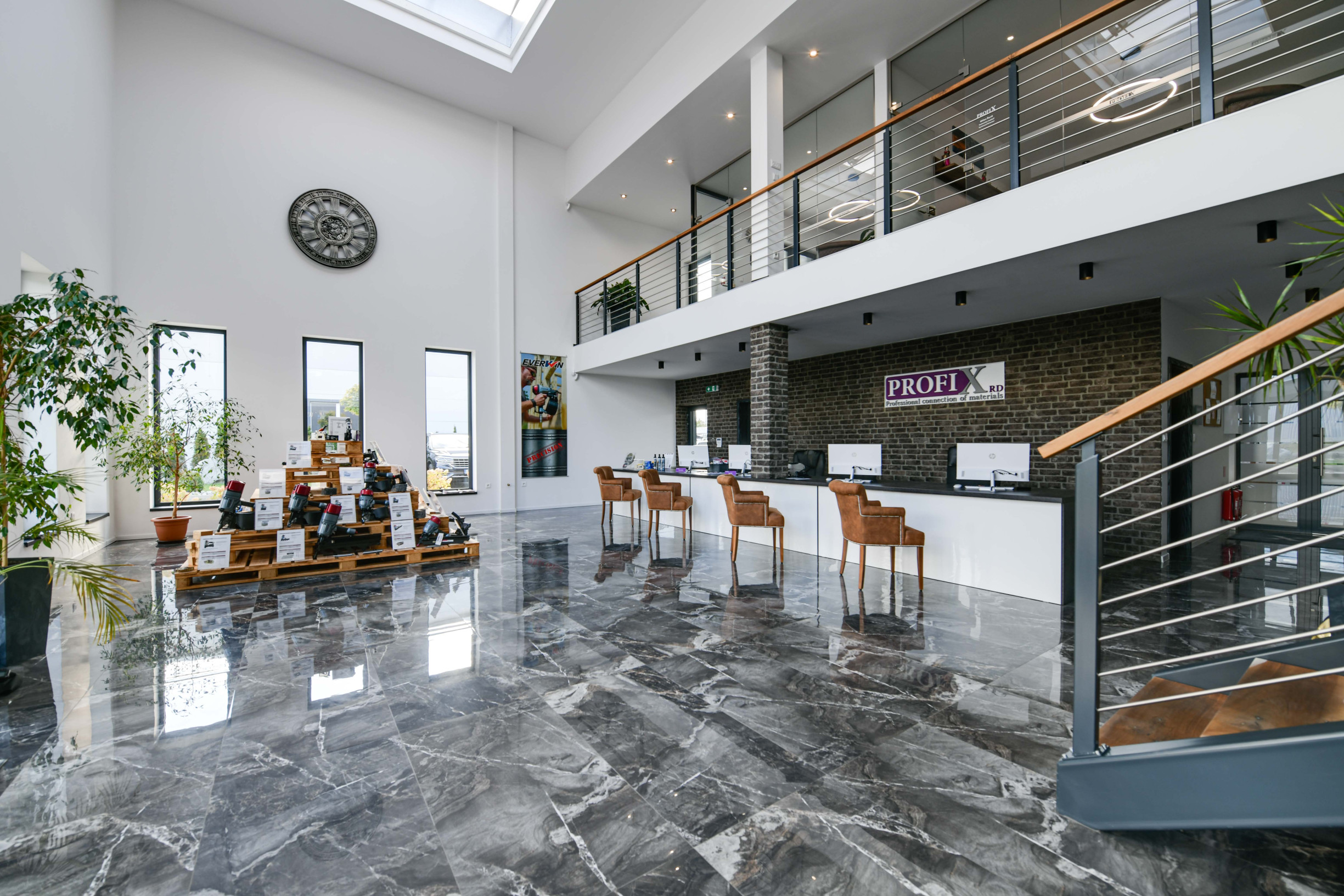 MODERNÝ SKLADOVÝ AREÁL S SHOWROOMOM A ADMINISTRATÍVOU | 743 m² | POZEMOK 2 679 m²
