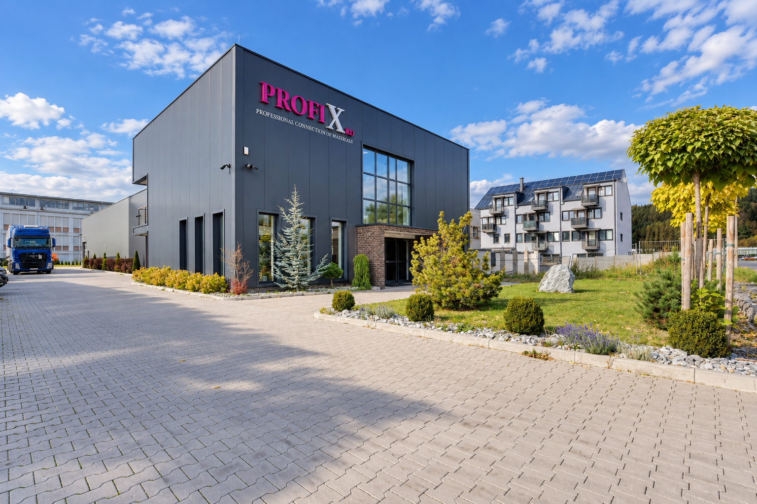 MODERNÝ SKLADOVÝ AREÁL S SHOWROOMOM A ADMINISTRATÍVOU | 743 m² | POZEMOK 2 679 m²