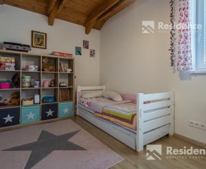 Štýlový vidiecky dom na predaj v podhorskom prostredí Svätého Kríža