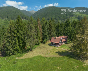 Chata zasadená do liptovskej prírody