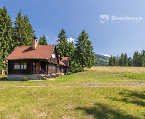 Chata zasadená do liptovskej prírody