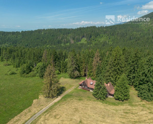 Chata zasadená do liptovskej prírody