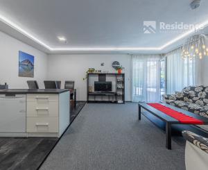 Priestranný apartmán s terasou na predaj – len 100 m od aquaparku Bešeňová!