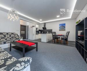 Priestranný apartmán s terasou na predaj – len 100 m od aquaparku Bešeňová!