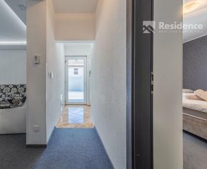 Priestranný apartmán s terasou na predaj – len 100 m od aquaparku Bešeňová!