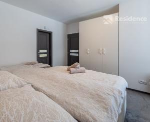 Priestranný apartmán s terasou na predaj – len 100 m od aquaparku Bešeňová!