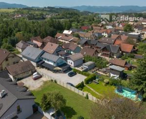 Priestranný apartmán s terasou na predaj – len 100 m od aquaparku Bešeňová!