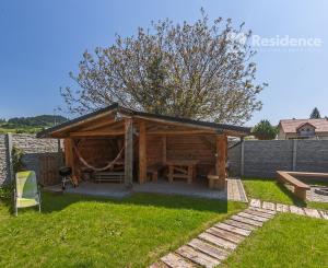 Priestranný apartmán s terasou na predaj – len 100 m od aquaparku Bešeňová!