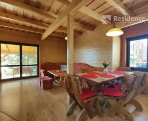 Na predaj štýlové drevenice na brehu Liptovskej Mary