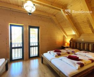 Na predaj štýlové drevenice na brehu Liptovskej Mary