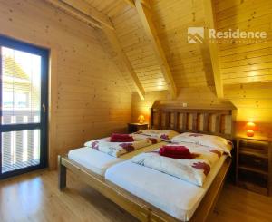 Na predaj štýlové drevenice na brehu Liptovskej Mary