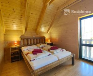 Na predaj štýlové drevenice na brehu Liptovskej Mary