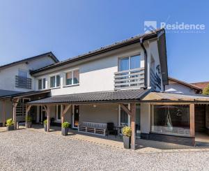 Priestranný apartmán s terasou na predaj – len 100 m od aquaparku Bešeňová!