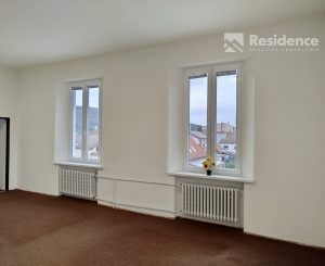 Veľká kancelária so zázemím v historickej budove na prenájom