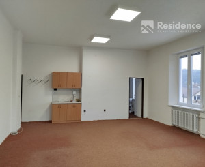 Veľká kancelária so zázemím v historickej budove na prenájom