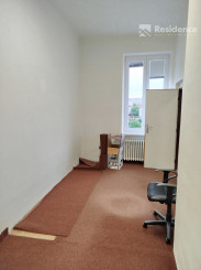 Veľká kancelária so zázemím v historickej budove na prenájom