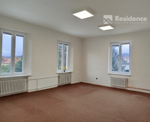 Veľká kancelária so zázemím v historickej budove na prenájom