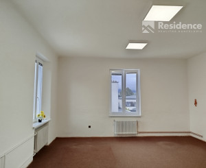 Veľká kancelária so zázemím v historickej budove na prenájom