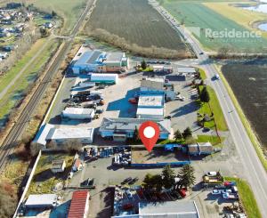 Oplotený areál na prenájom – skvelá poloha pri hlavnej ceste