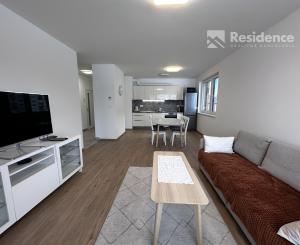 Prenájom: nový 2i byt + kryté parkovanie – Liptovský Mikuláš