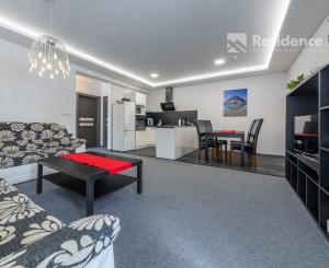 REZERVOVANÉ -Priestranný apartmán s terasou pri aquaparku – Banff Bešeňová