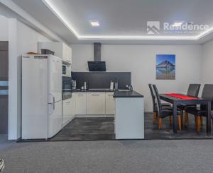 REZERVOVANÉ -Priestranný apartmán s terasou pri aquaparku – Banff Bešeňová