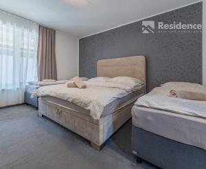 REZERVOVANÉ -Priestranný apartmán s terasou pri aquaparku – Banff Bešeňová